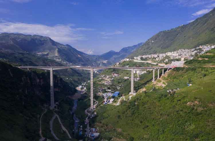 震撼來襲：世界第一鋼構(gòu)墩橋梁 四川金陽(yáng)河特大橋今日封頂